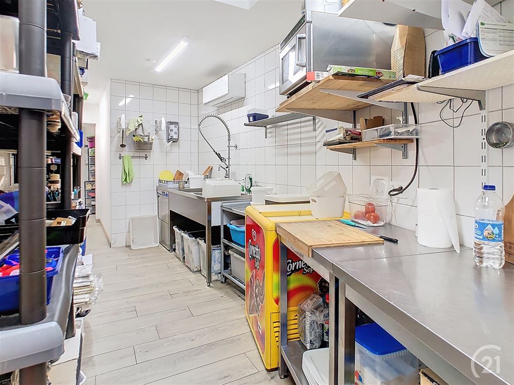COMMERCE RENOVE AVEC 2 APPARTEMENTS EN GROS OEUVRES