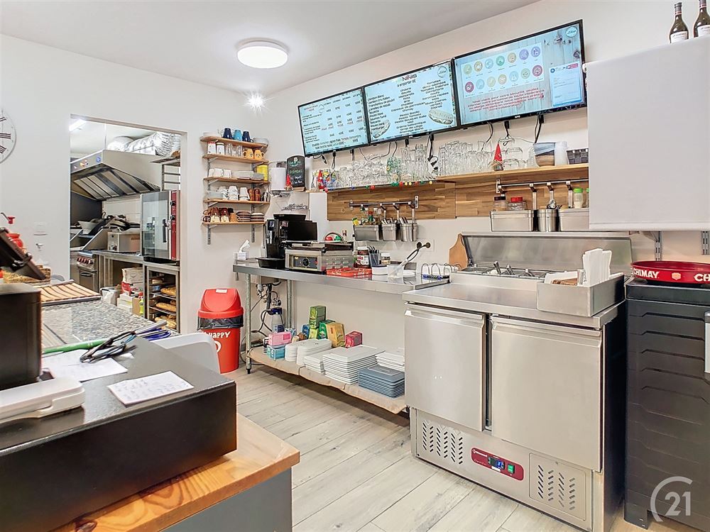 COMMERCE RENOVE AVEC 2 APPARTEMENTS EN GROS OEUVRES
