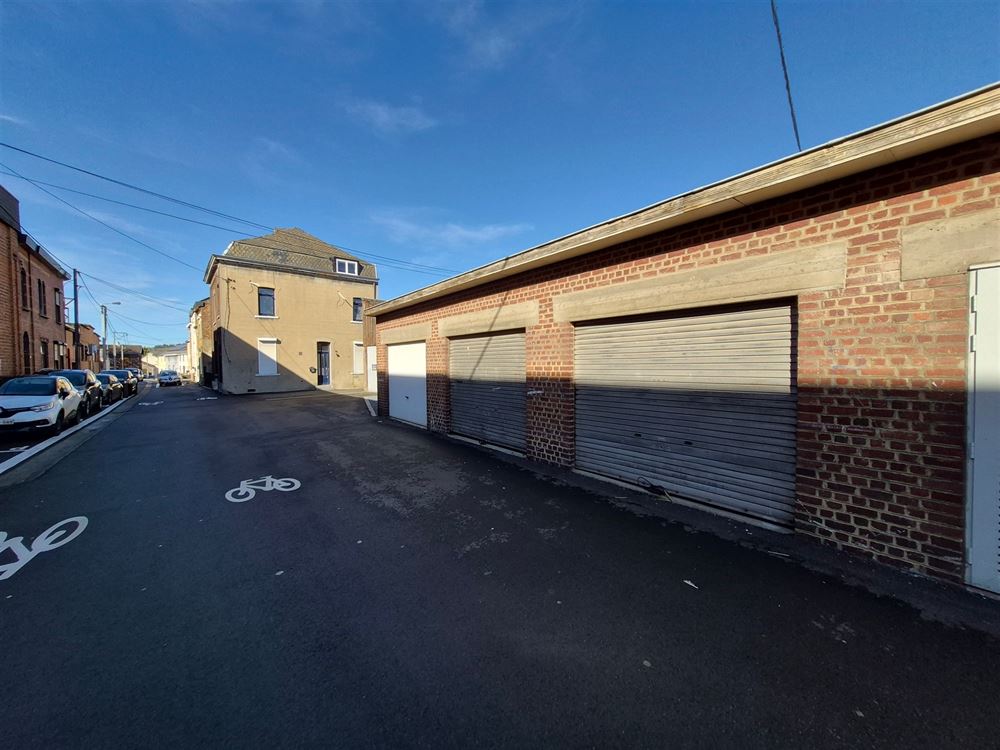 3 GARAGES + PARKING