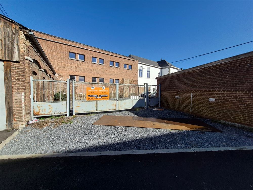 3 GARAGES + PARKING