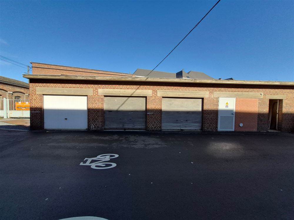 3 GARAGES + PARKING