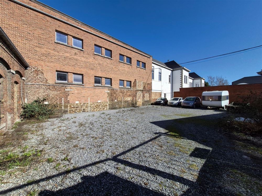 3 GARAGES + PARKING