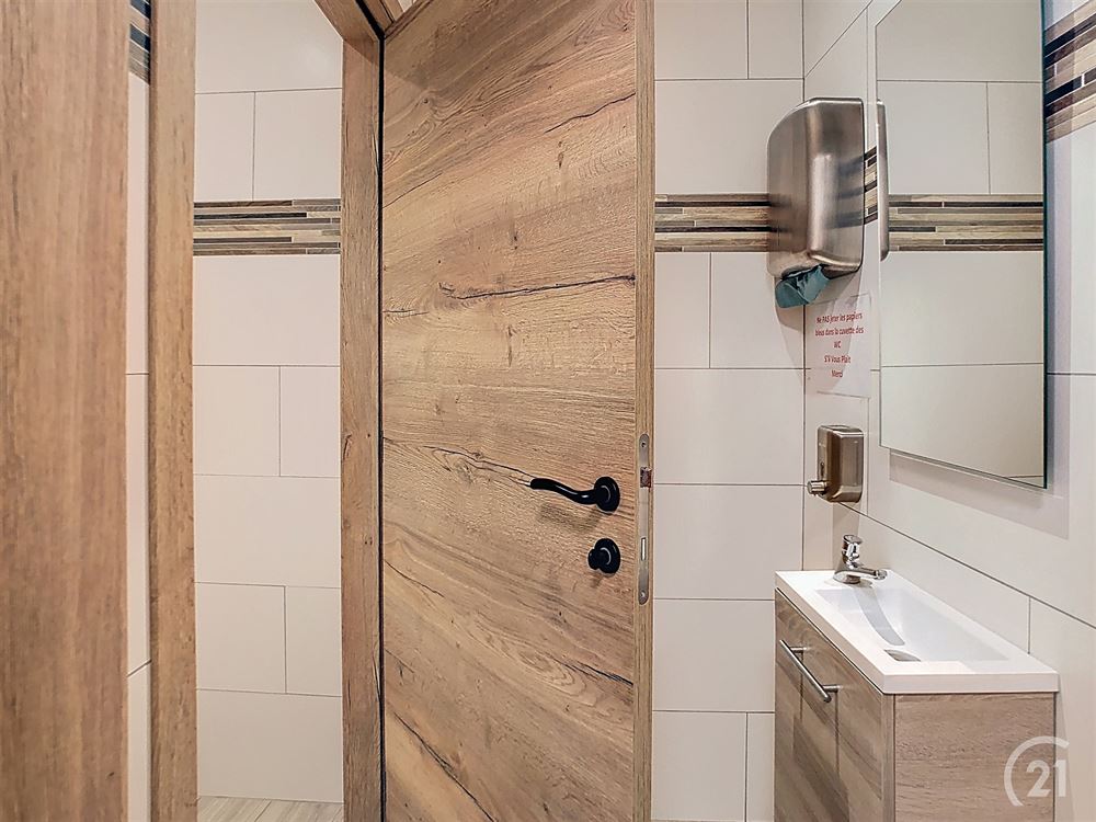 COMMERCE RENOVE AVEC 2 APPARTEMENTS EN GROS OEUVRES