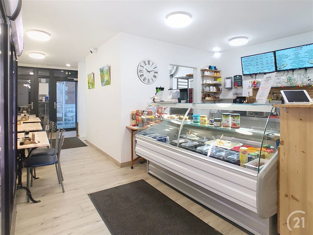 COMMERCE RENOVE AVEC 2 APPARTEMENTS EN GROS OEUVRES