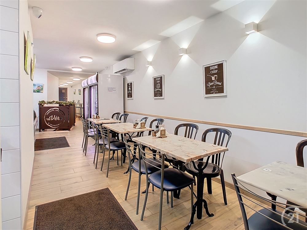 COMMERCE RENOVE AVEC 2 APPARTEMENTS EN GROS OEUVRES