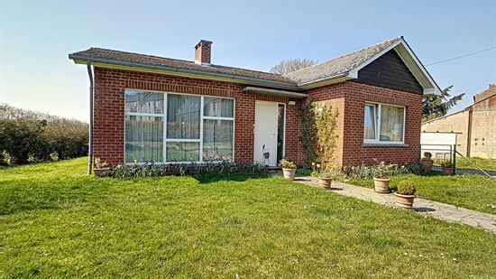 Villa 4 façades de plain-pied offrant 2 chambres - garage - jardin