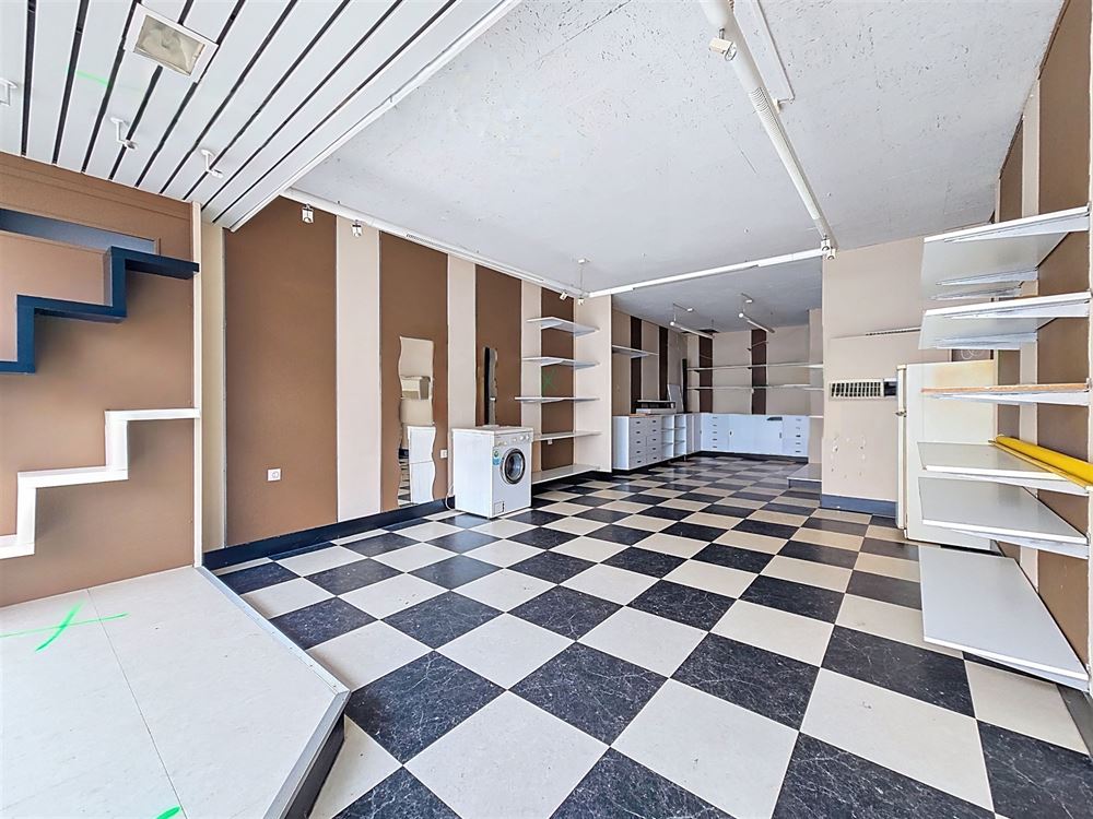 MAISON AVEC REZ COMMERCIAL - 3CH - GRENIER AMENAGEABLE