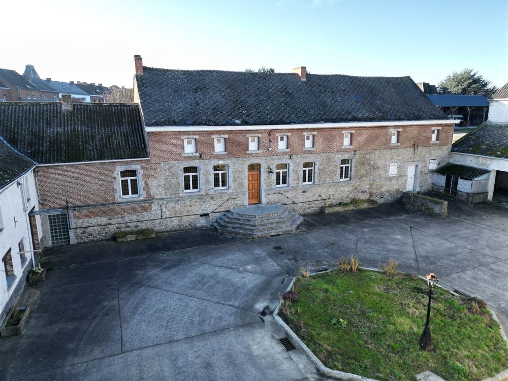 SUPERBE FERME EN CARRÉ AVEC DÉPENDANCES