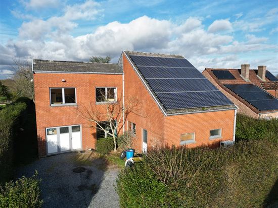 VASTE VILLA AU CALME