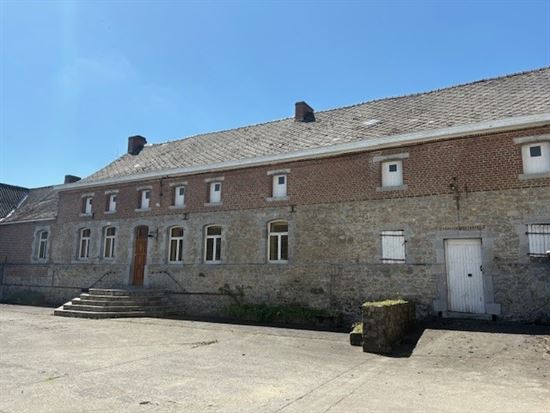 SUPERBE FERME EN CARRÉ AVEC DÉPENDANCES