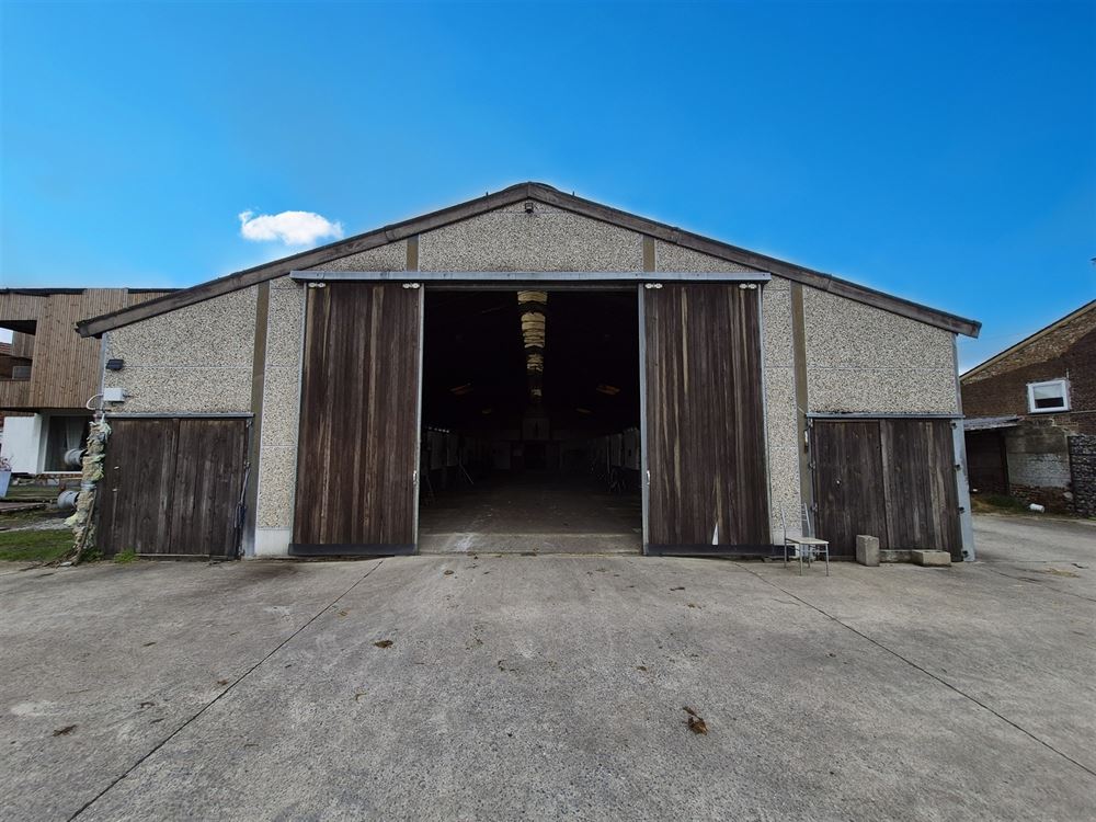 ENSEMBLE IMMOBILIER SUR VASTE TERRAIN