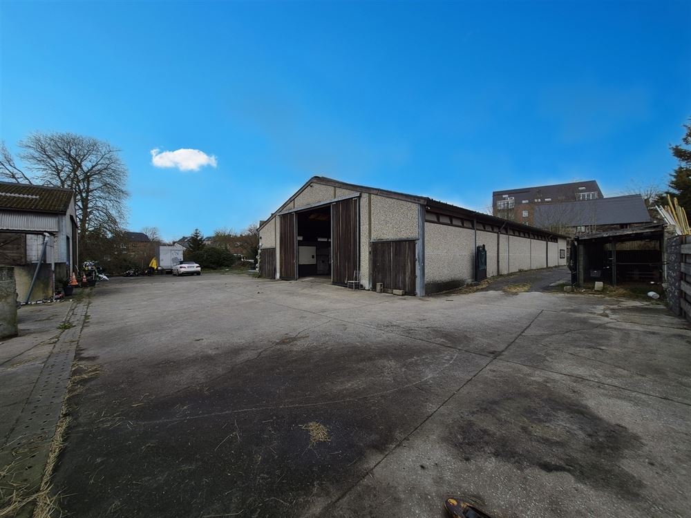 ENSEMBLE IMMOBILIER SUR VASTE TERRAIN