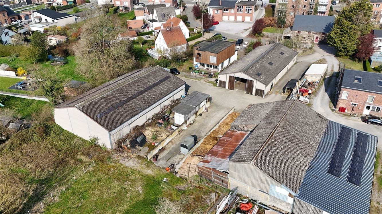 ENSEMBLE IMMOBILIER SUR VASTE TERRAIN