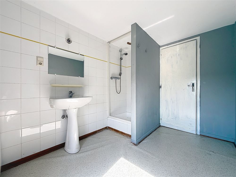 ENSEMBLE DE DEUX HABITATIONS - JARDINS - GARAGES