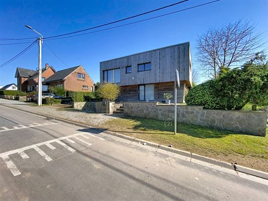 VILLA 4 FACADES AVEC UNE PARTIE PRO