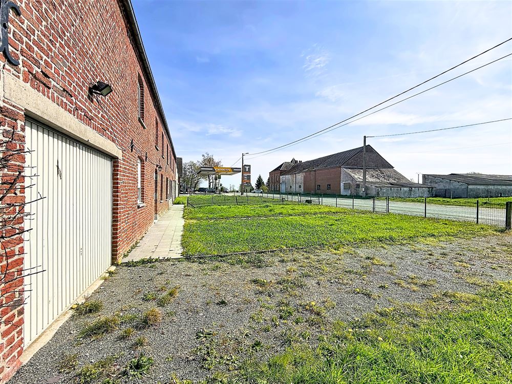 ENSEMBLE DE DEUX HABITATIONS - JARDINS - GARAGES