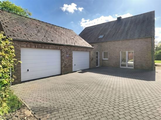VILLA 5 CHAMBRES DOUBLE GARAGE ET JARDIN