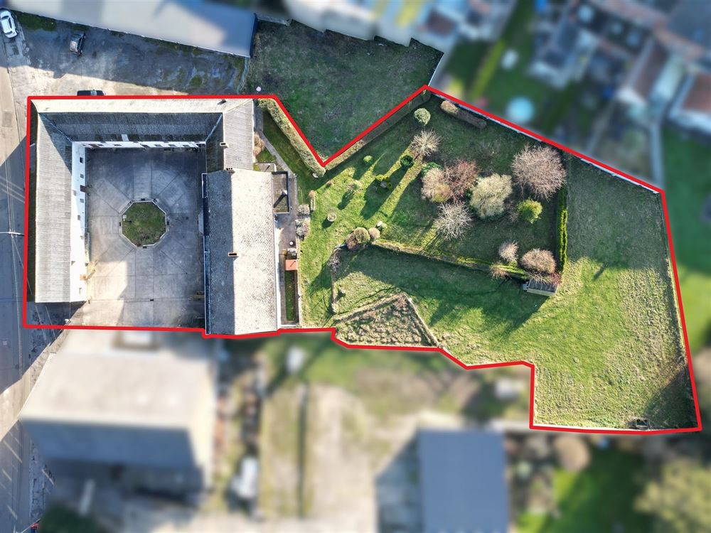 SUPERBE FERME EN CARRÉ AVEC DÉPENDANCES