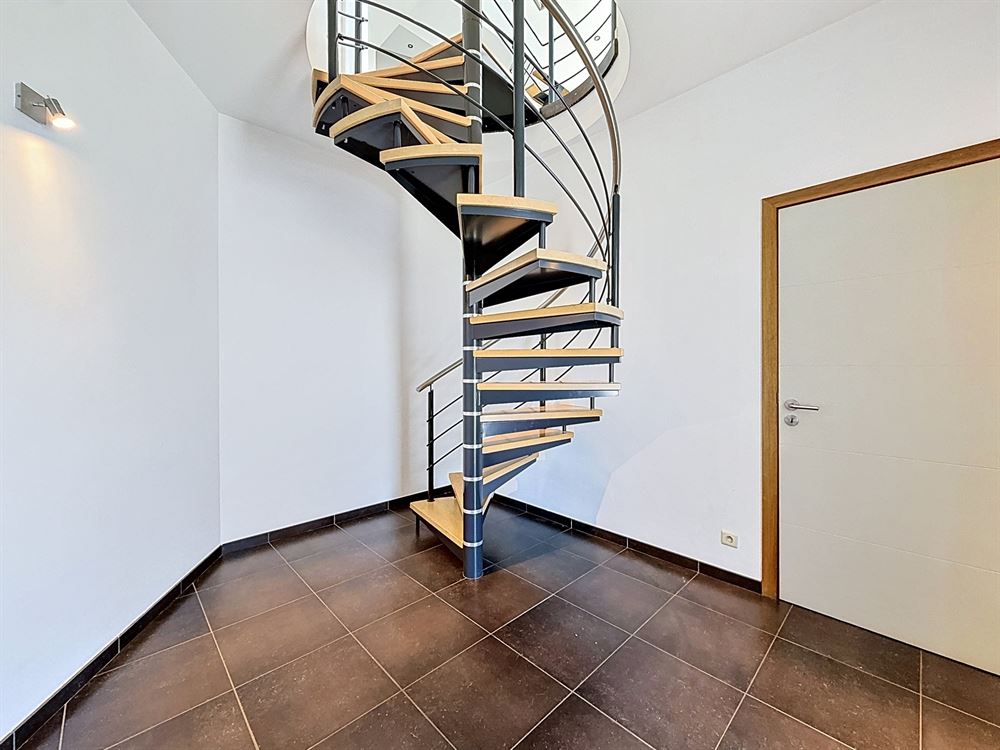 APPARTEMENT - 2 CHAMBRES - 2 GARAGES