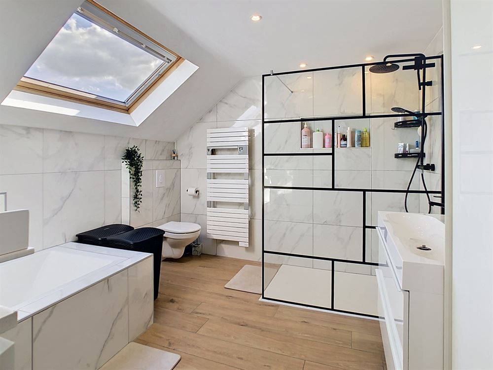 SUPERBE MAISON 2 FACADES 4 CHAMBRES JARDIN ET GARAGE