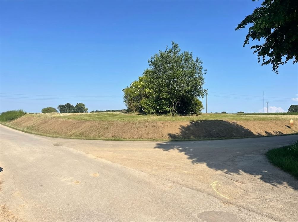 MAGNIFIQUE TERRAIN DE 36 ARES DANS UNE RUE TRES CALME