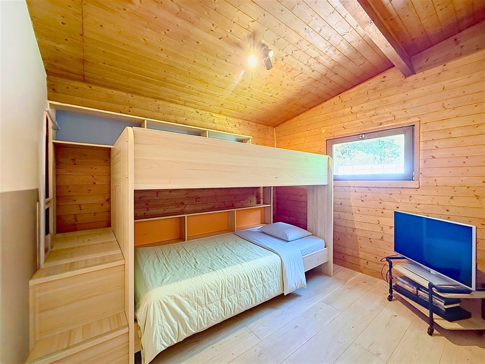 SUPERBE CHALET RÉNOVÉ AU CŒUR D’UN ÉCRIN DE VERDURE