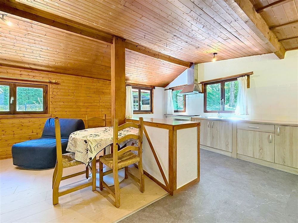 SUPERBE CHALET RÉNOVÉ AU CŒUR D’UN ÉCRIN DE VERDURE