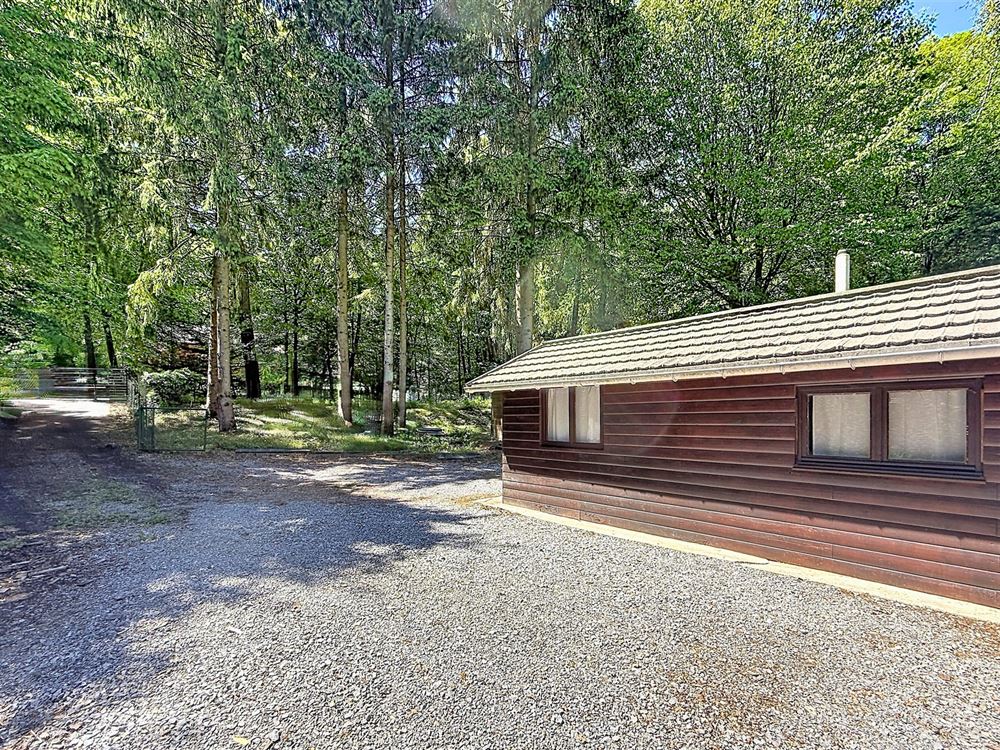 SUPERBE CHALET RÉNOVÉ AU CŒUR D’UN ÉCRIN DE VERDURE
