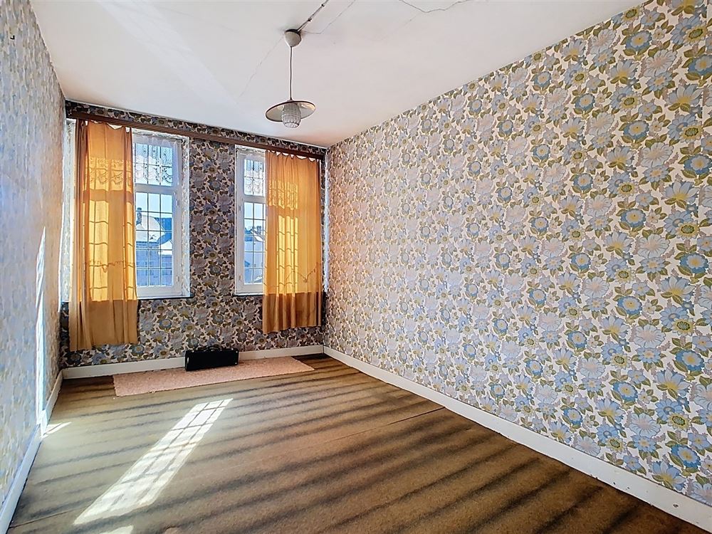 Maison offrant 5 chambres, cour, grenier et cave