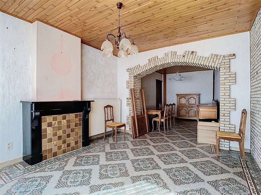 Maison offrant 5 chambres, cour, grenier et cave