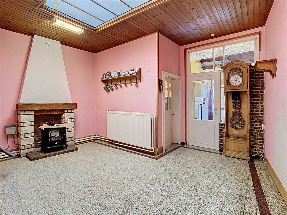 Maison offrant 5 chambres, cour, grenier et cave