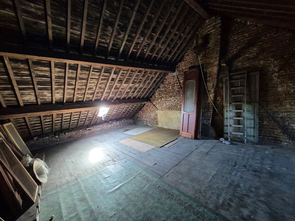Maison offrant 5 chambres, cour, grenier et cave