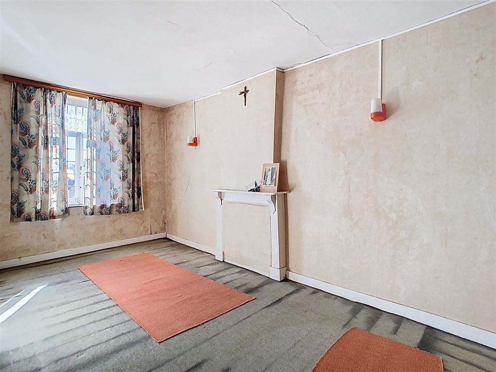 Maison offrant 5 chambres, cour, grenier et cave