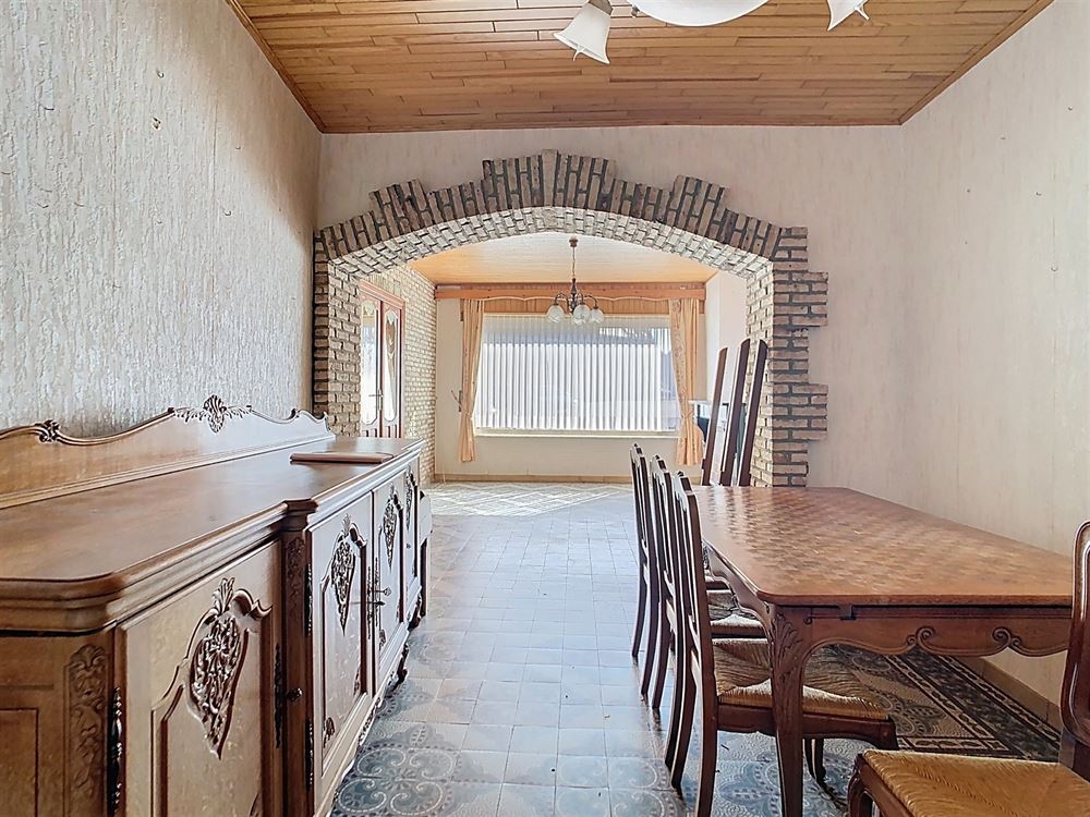 Maison offrant 5 chambres, cour, grenier et cave