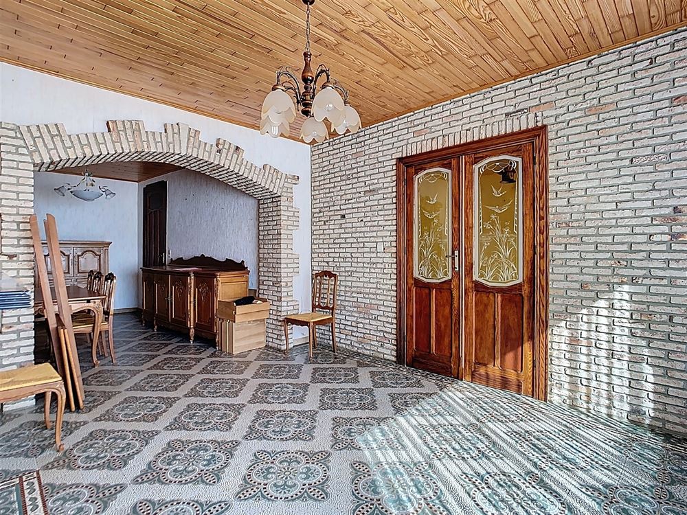 Maison offrant 5 chambres, cour, grenier et cave