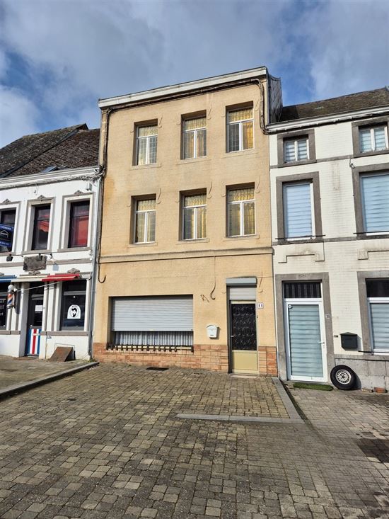 Maison offrant 5 chambres, cour, grenier et cave