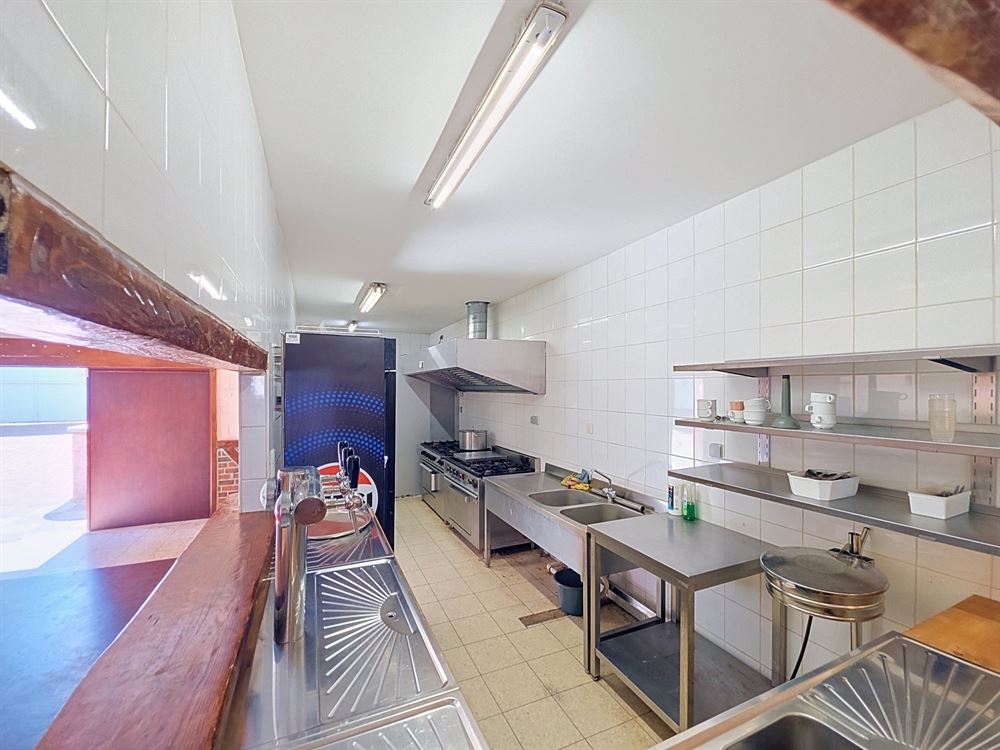 IMMEUBLE DE RAPPORT - COMMERCE - 2 APPARTEMENTS - 2 STUDIOS