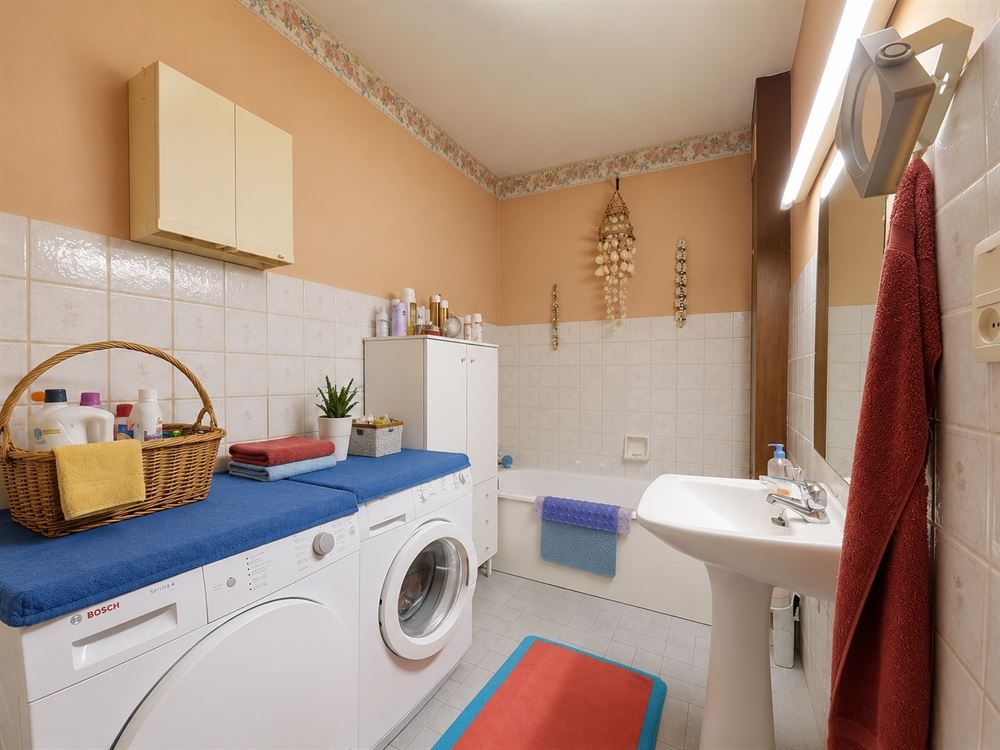 IMMEUBLE DE RAPPORT - COMMERCE - 2 APPARTEMENTS - 2 STUDIOS