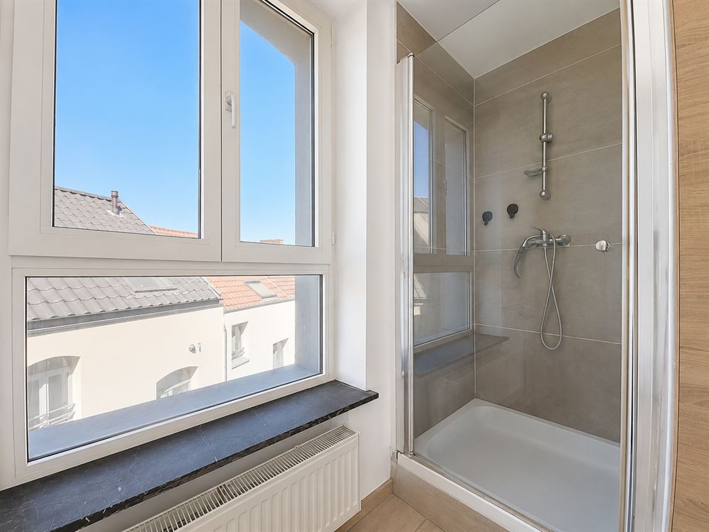 IMMEUBLE DERAPPORT - COMMERCE - 2 APPARTEMENTS - GRENIER AMENAGEABLE