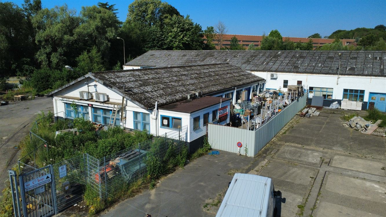 ENTREPÔT 435M² - PARKING - GARAGE- GRENIER