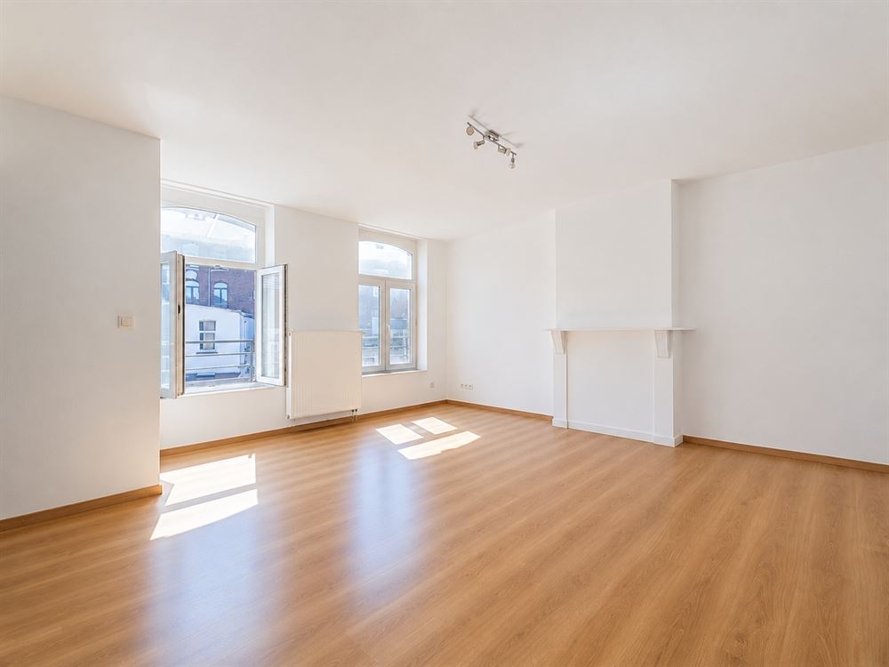 IMMEUBLE DERAPPORT - COMMERCE - 2 APPARTEMENTS - GRENIER AMENAGEABLE