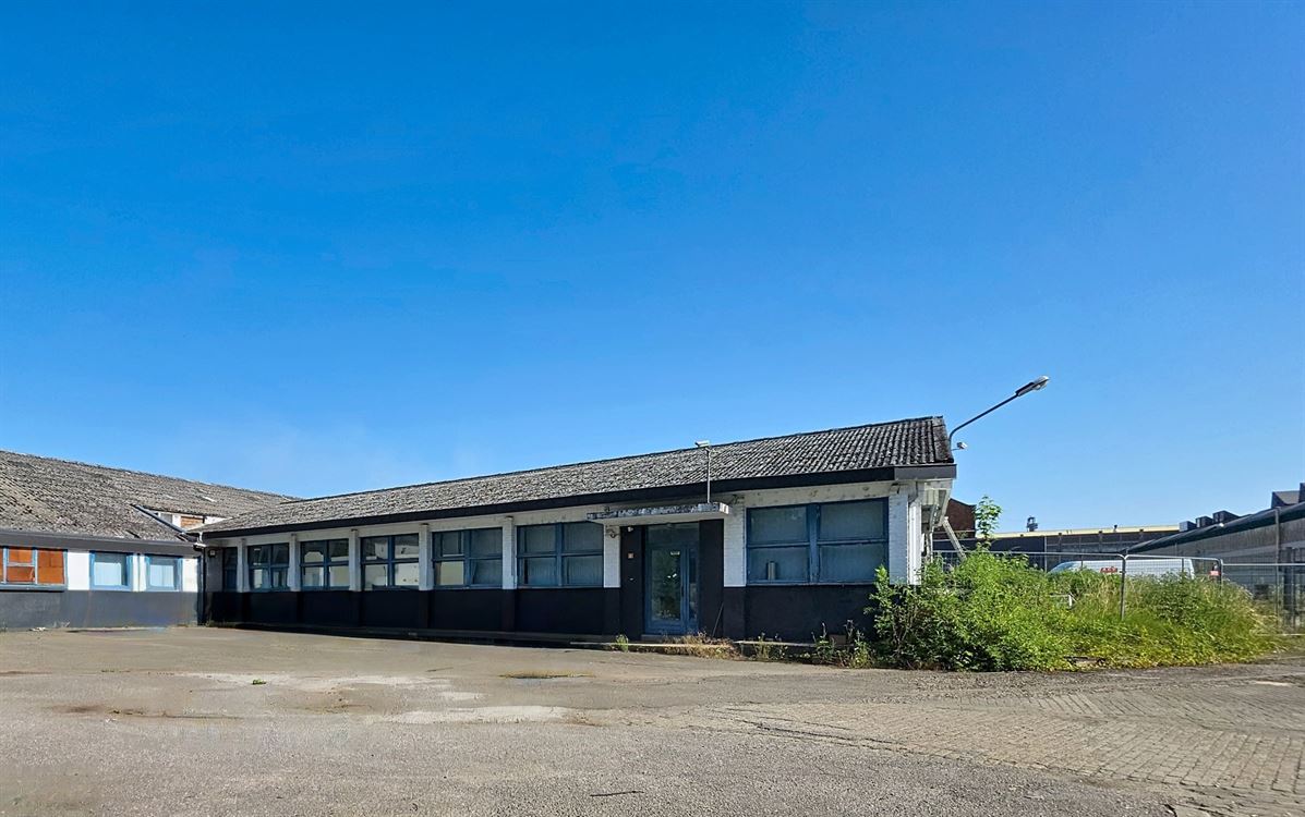 ENTREPÔT 435M² - PARKING - GARAGE- GRENIER