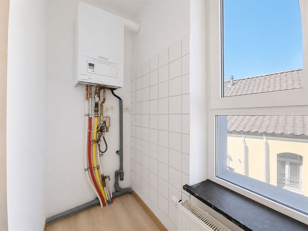 IMMEUBLE DERAPPORT - COMMERCE - 2 APPARTEMENTS - GRENIER AMENAGEABLE
