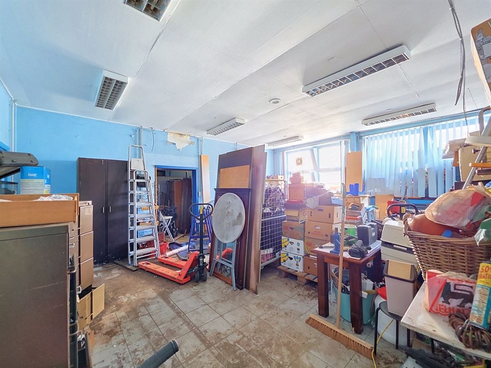 ENTREPÔT 435M² - PARKING - GARAGE- GRENIER