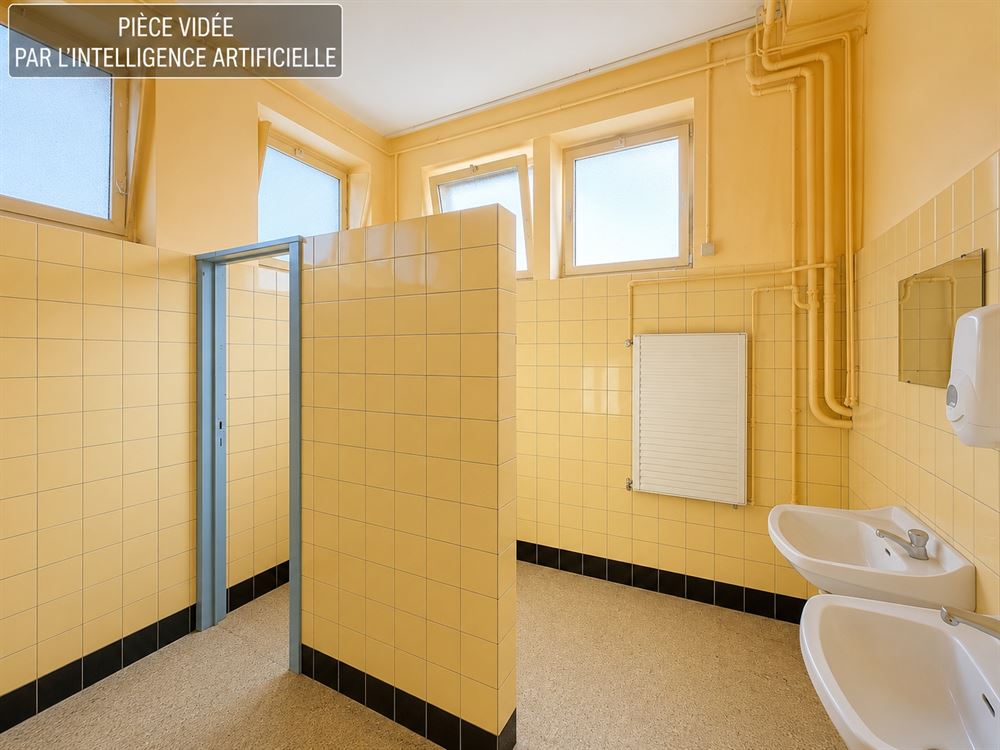 ENTREPÔT 435M² - PARKING - GARAGE- GRENIER