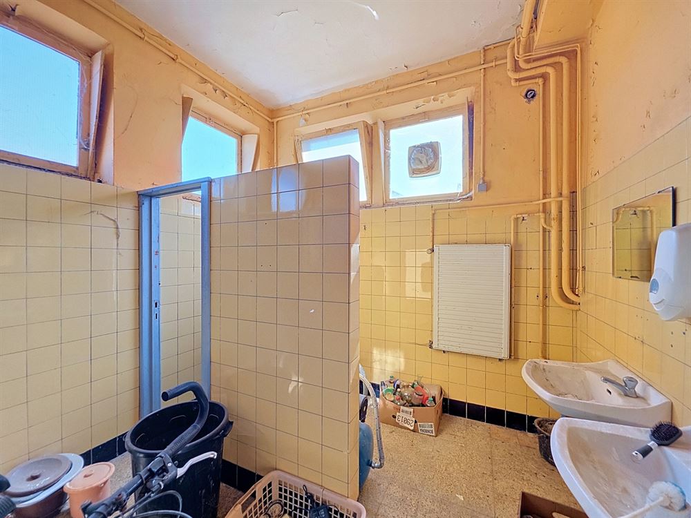 ENTREPÔT 435M² - PARKING - GARAGE- GRENIER