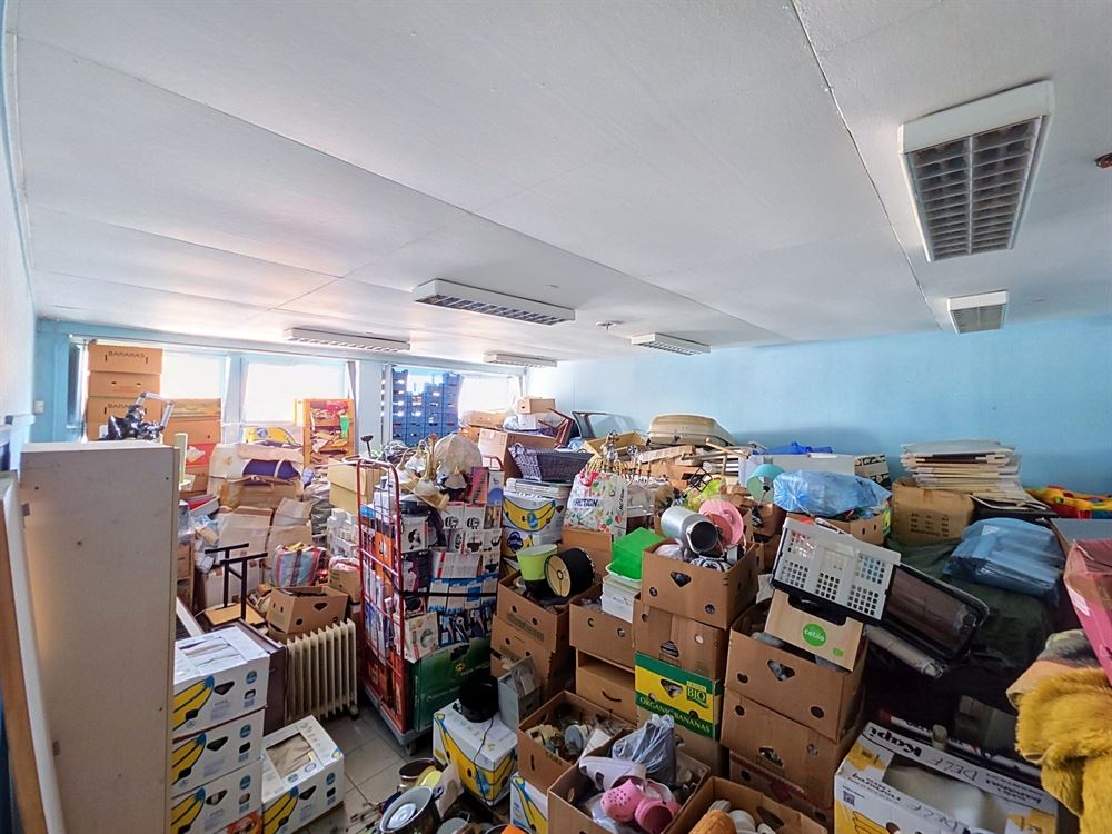ENTREPÔT 435M² - PARKING - GARAGE- GRENIER