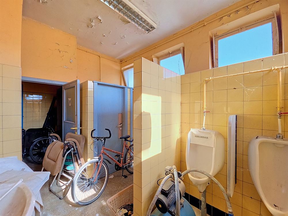 ENTREPÔT 435M² - PARKING - GARAGE- GRENIER