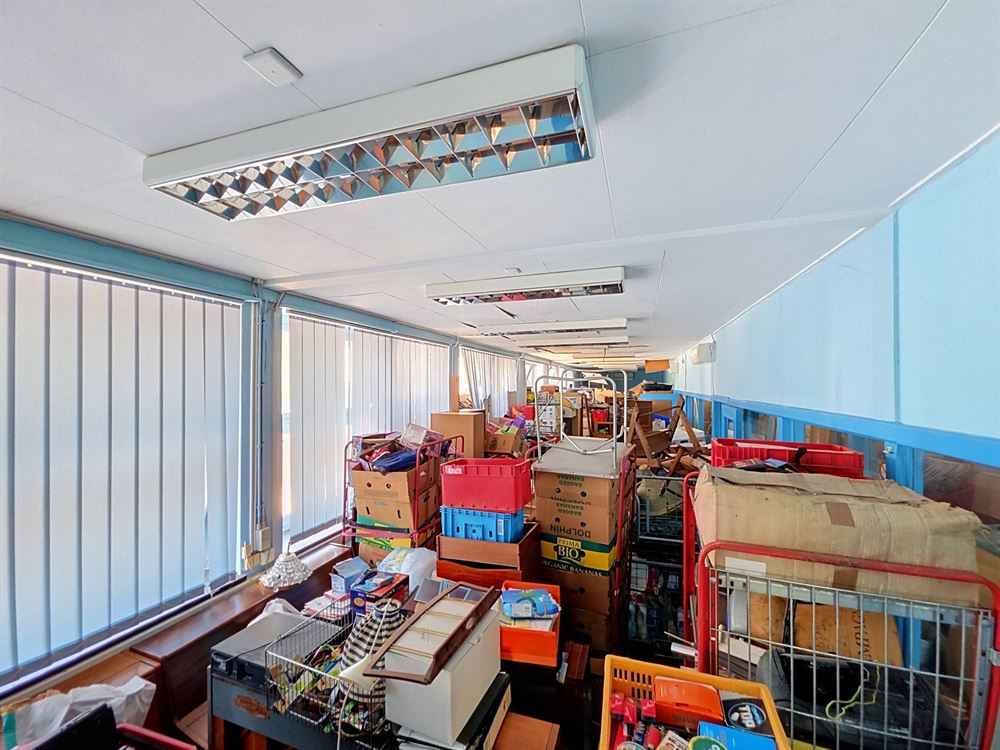 ENTREPÔT 435M² - PARKING - GARAGE- GRENIER