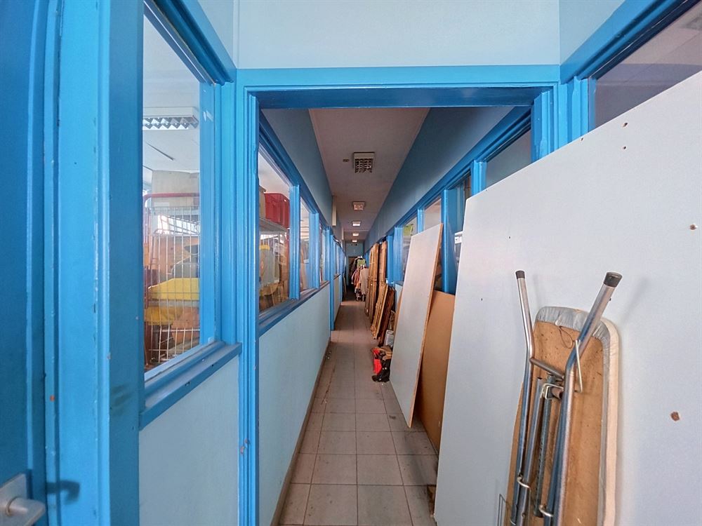ENTREPÔT 435M² - PARKING - GARAGE- GRENIER